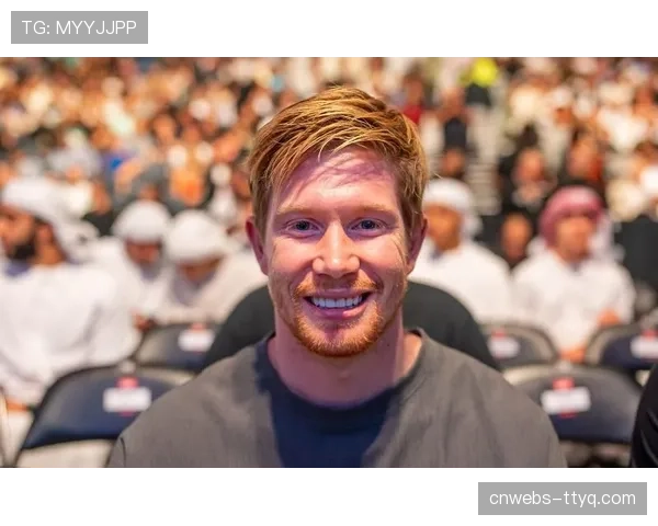 现场：雨战之中，德布劳内主罚任意球前多次擦拭皮球